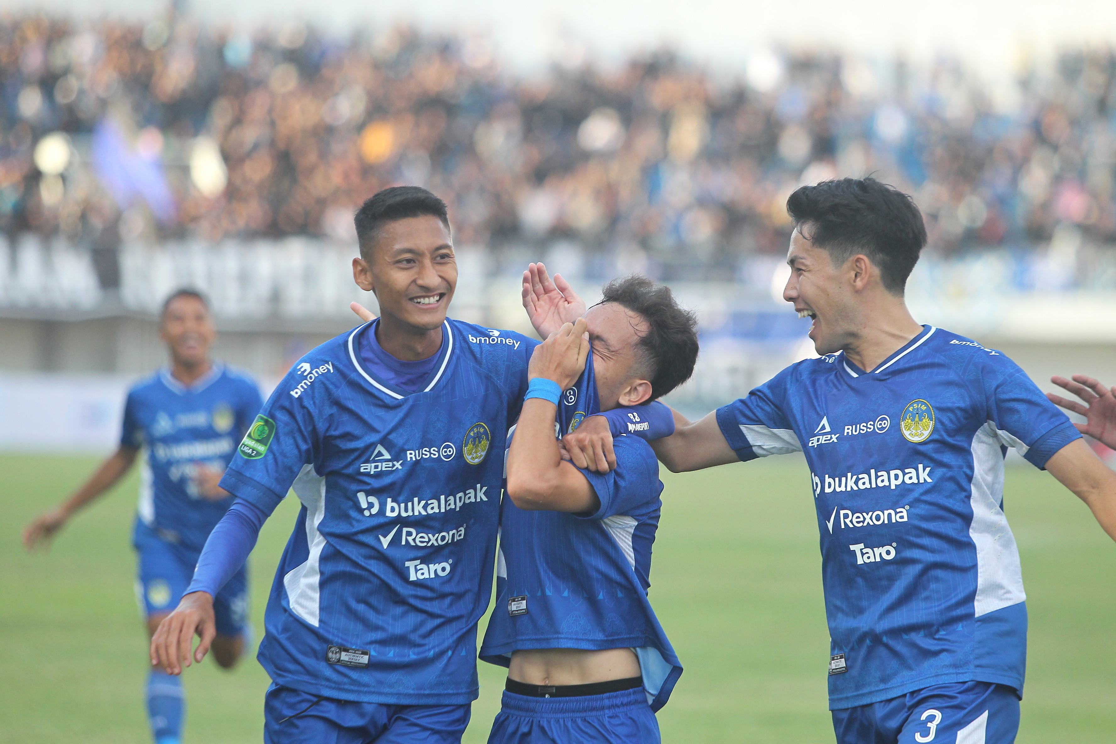 Para pemain PSIM Yogyakarta merayakan gol Muhammad Faris ke gawang Adhyaksa FC dalam laga di Stadion Mandala Krida, Minggu (15/9/2024).