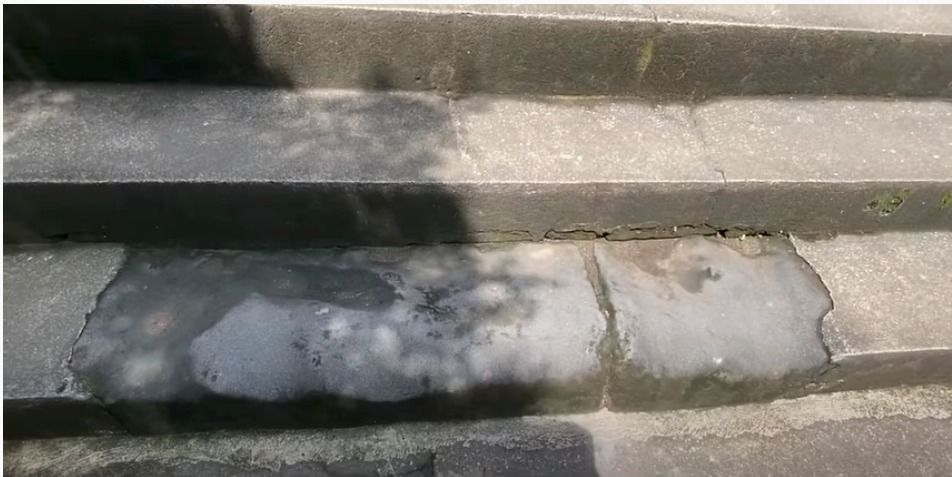 Makam Tumenggung Endrata Yang Berada Di Deretan Anak Tangga