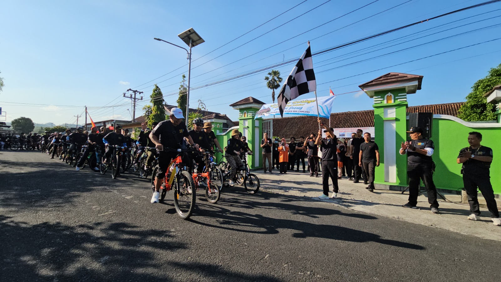 Dokumentasi Pemkab Gunungkidul  &nbsp;  &nbsp;  MERIAH: Ratusan pesepeda antusias mengikuti Gowes to Heritage memeriahkan Hari Jadi ke-194 Gunungkidul di Kapanewon Ponjong, Gunungkidul, Minggu (15/9).