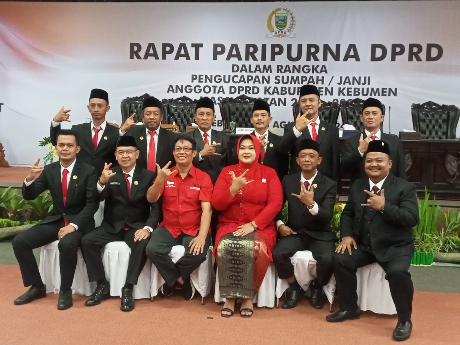 KOMPAK : Anggota DPRD Kebumen dari PDIP berswafoto bersama pimpinan DPC PDIP usai prosesi pelantikan sekaligus pengambilan sumpah jabatan.