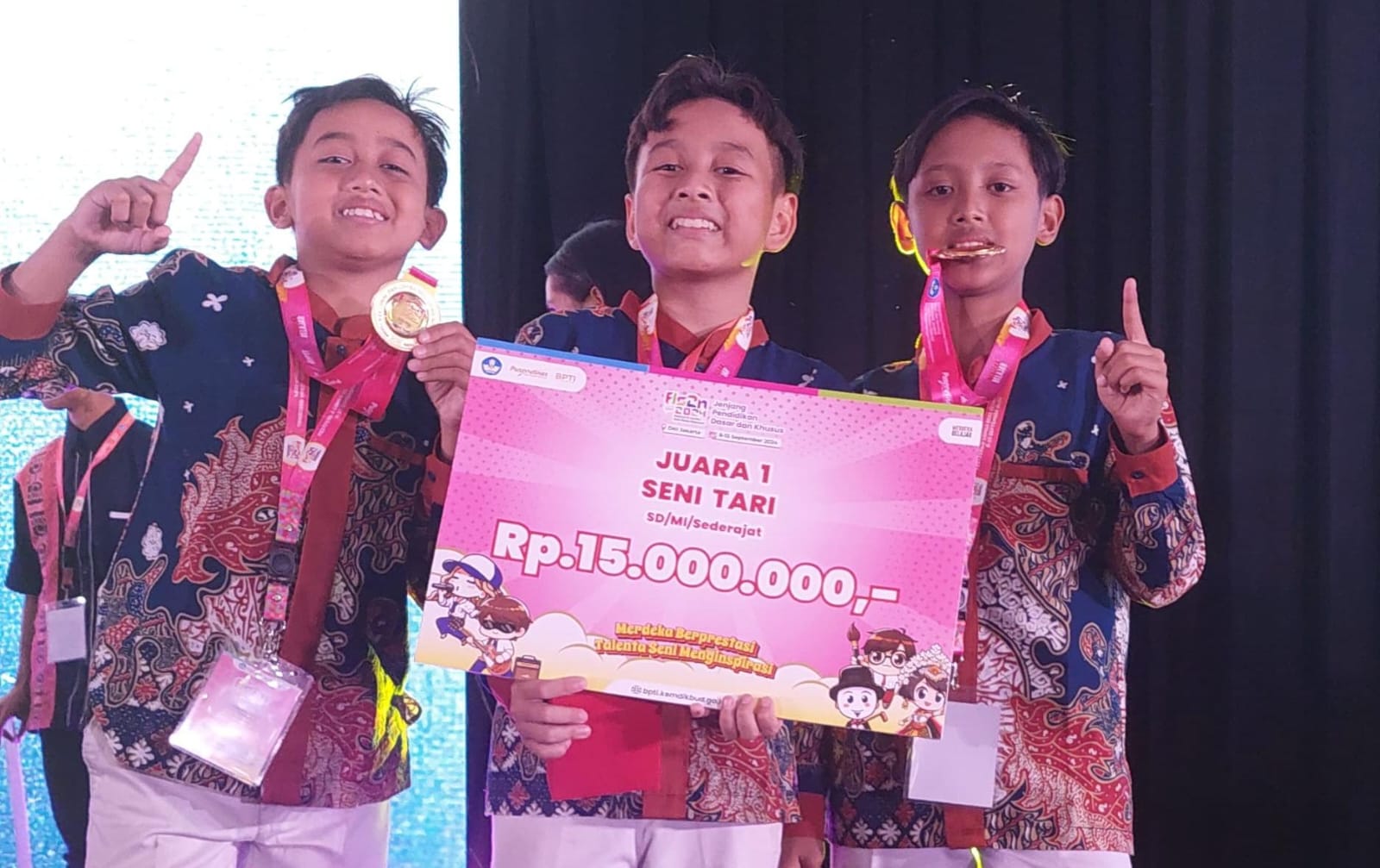 BANGGA - Tim tari SD Muhammadiyah Sapen Jogja berhasil menyabet juara 1 ajang Festival Lomba Seni Siswa Nasional (FLS2N) tingkat SD 2024 baru-baru ini  (Doc SD Muhammadiyah Sapen Jogja)