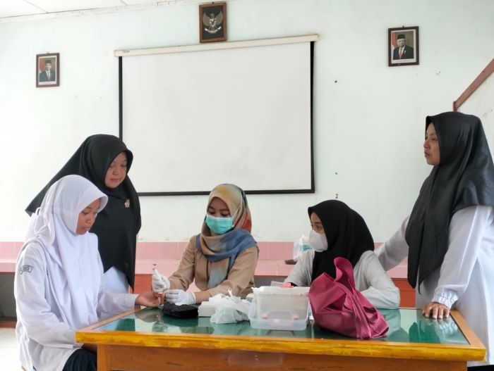 PRAKTIK LANGSUNG: Seorang siswi MTsN 1 Kulon Progo tengah menjalani pemeriksaan hemoglobin belum lama ini.