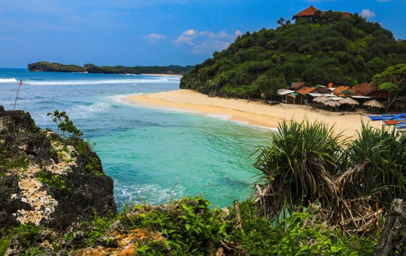Menikmati indahnya Pantai Ngandong.
