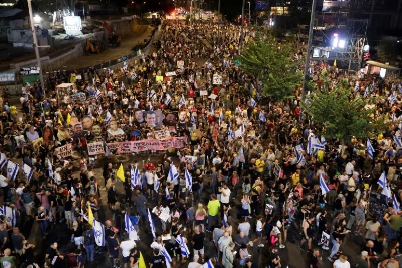 Massa anti-pemerintah memadati area di depan gedung pemerintah dan markas militer Israel.
