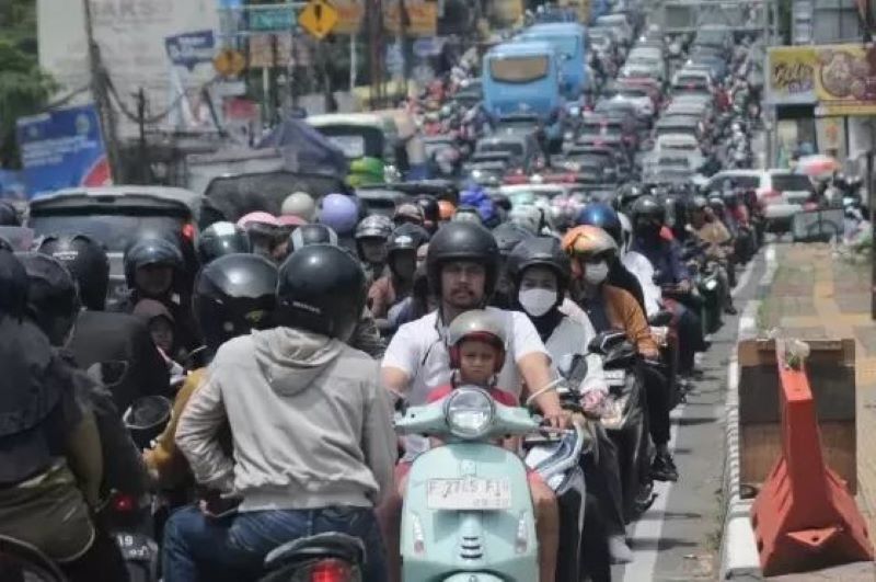 Berbagai jenis kendaraan memadati ruas jalan Puncak, Cisarua, Kabupaten Bogor, Jawa Barat. Sabtu (14/92024).
