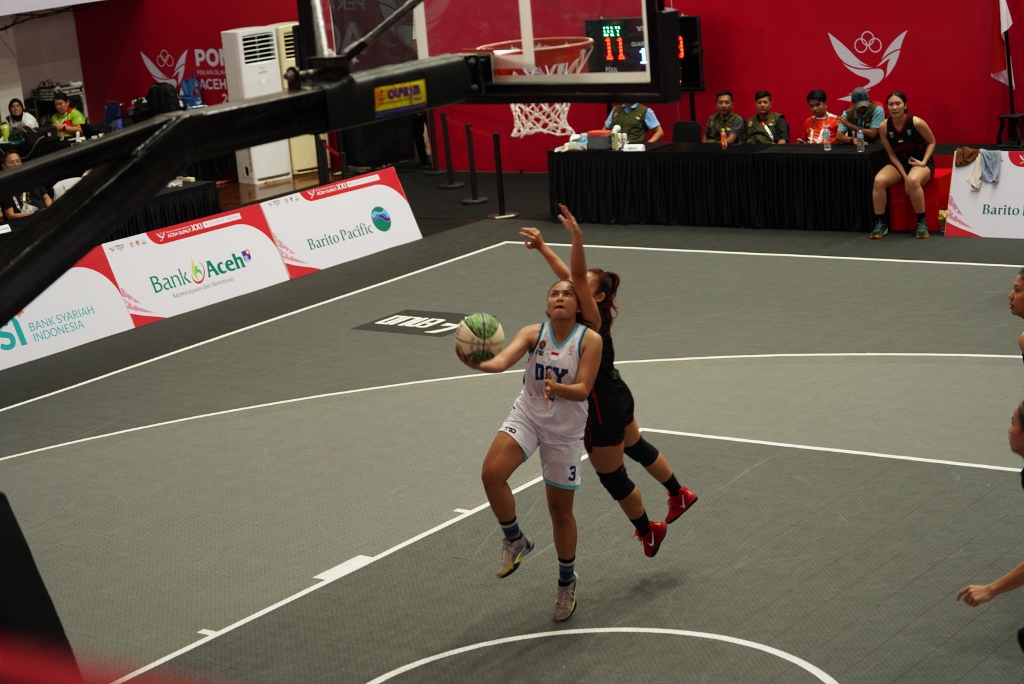 Pemain  3x3 putri DIJ Lidwina Ruth Rirarti Dwi Saputri dikawal ketat pemain dari DKI Jakarta  &nbsp;