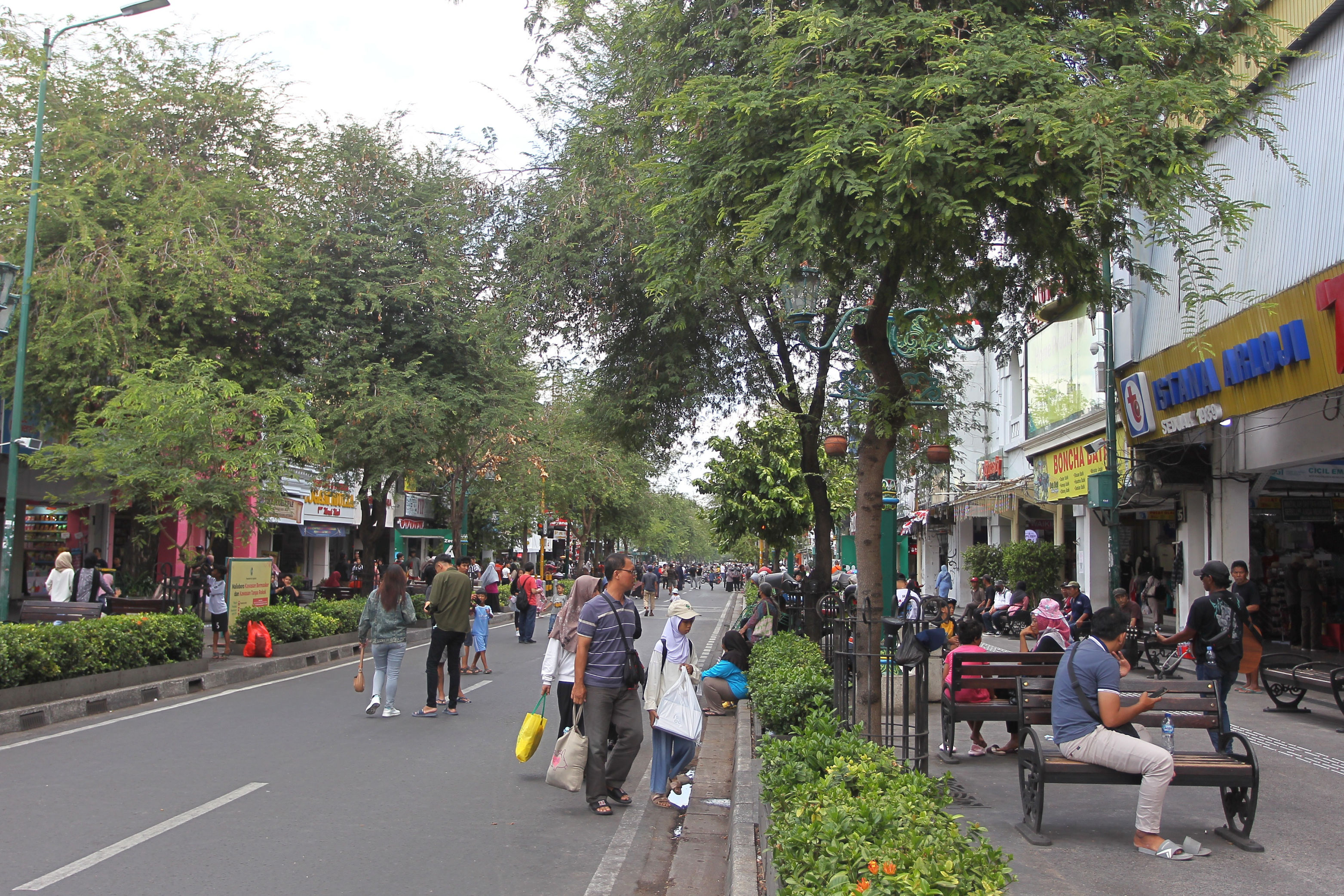 Wisatawan menikmati suasana Malioboro, Kota Jogja, kemarin (16/9). Kunjungan wisatawan pada momentum libur long weekend kali ini tercatat meningkat walaupun berada pada fase low season.