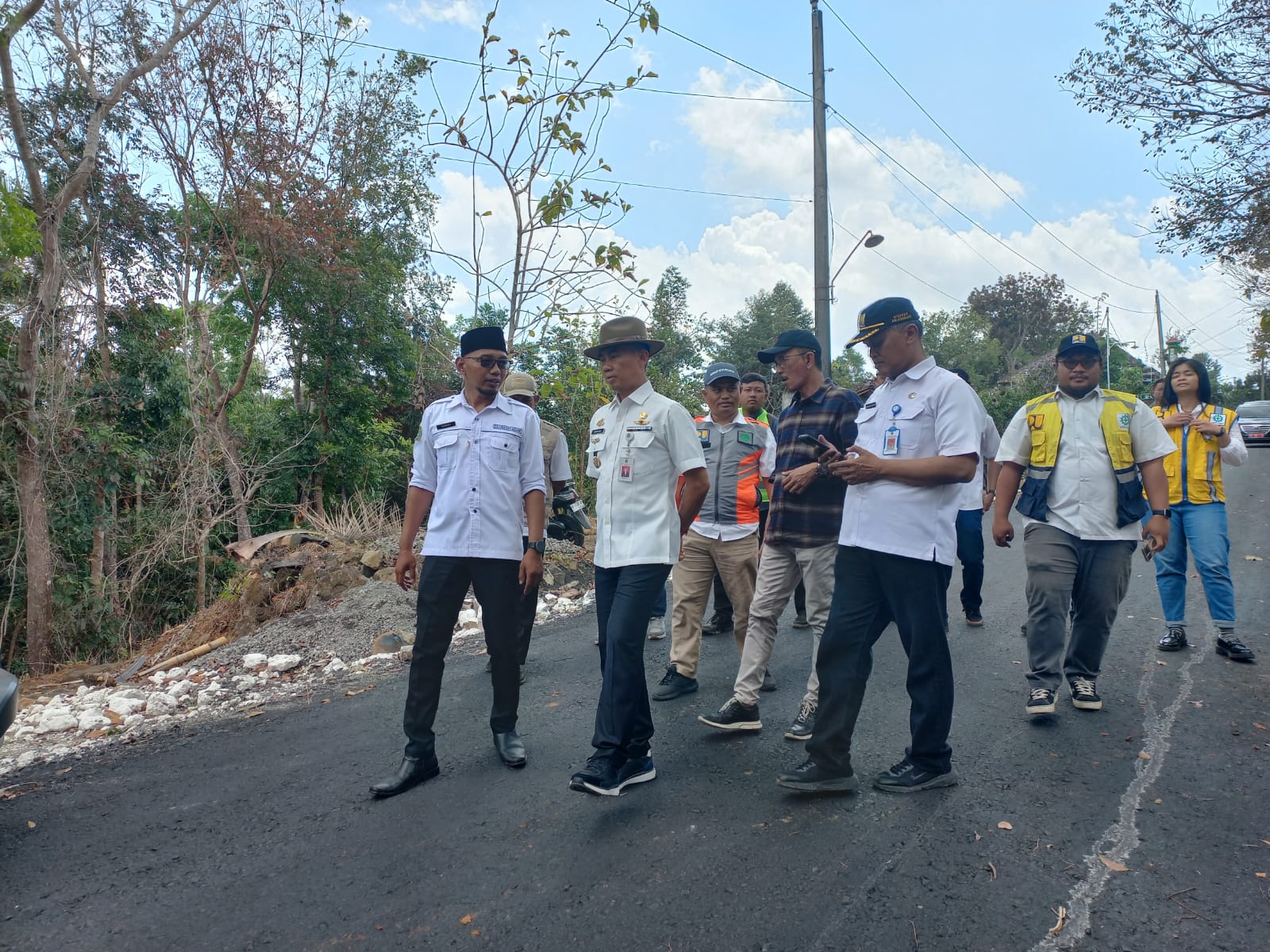Bupati Gunungkidul Sunaryanta meninjau perbaikan jalan rusak di Jalan Salam - Beji, Kapanewon Patuk, Gunungkidul.