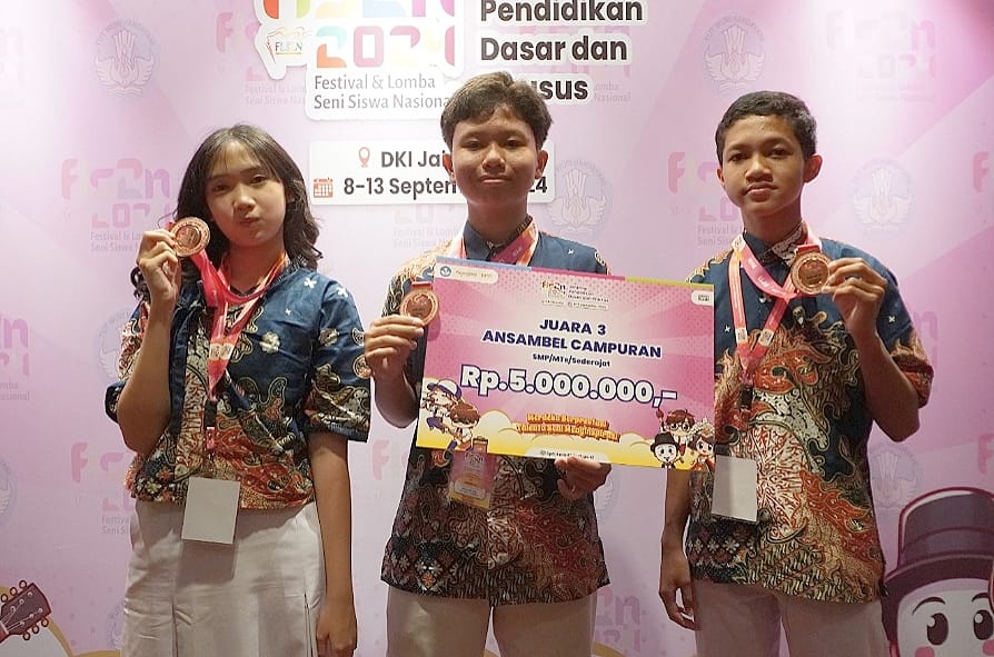 DEDIKASI -  SMP Negeri 5 Yogyakarta kembali menunjukkan keunggulannya di ajang Festival Lomba Seni Siswa Nasional (FLS2N) tingkat nasional  (Doc SMPN 5 untuk Radar Jogja)