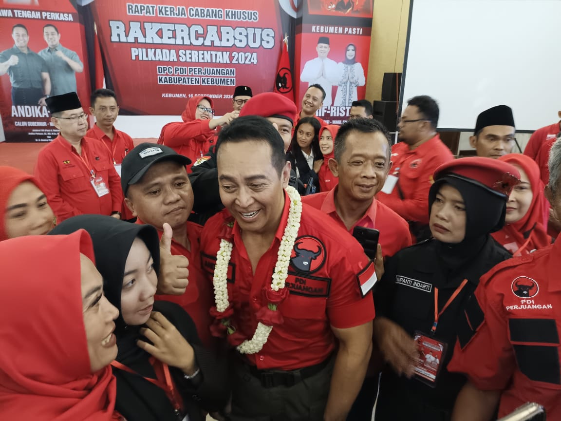 JELANG PILKADA : Kedatangan Andika Perkasa dan Hendrar Prihadi disambut antusias kader PDIP Kebumen. Keduanya datang dalam agenda Rakercabsus DPC PDIP Kebumen, kemarin.