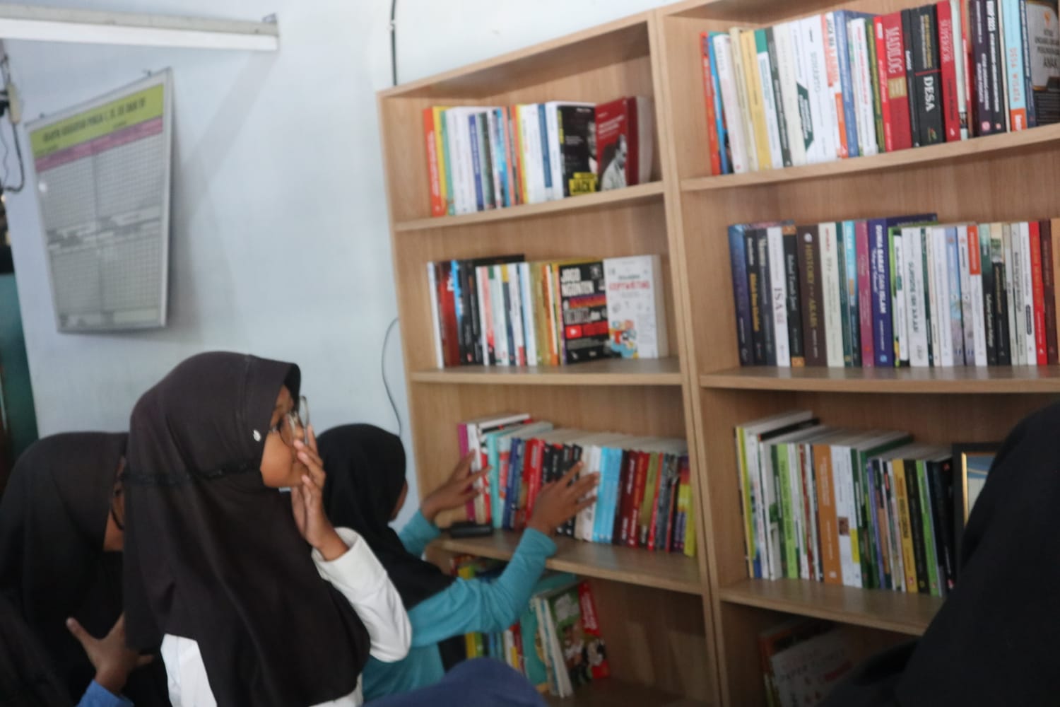 Anak-anak Desa Wareng tengah membaca di Taman Baca Desa Wareng yang berlokasi di Balai Desa Wareng.