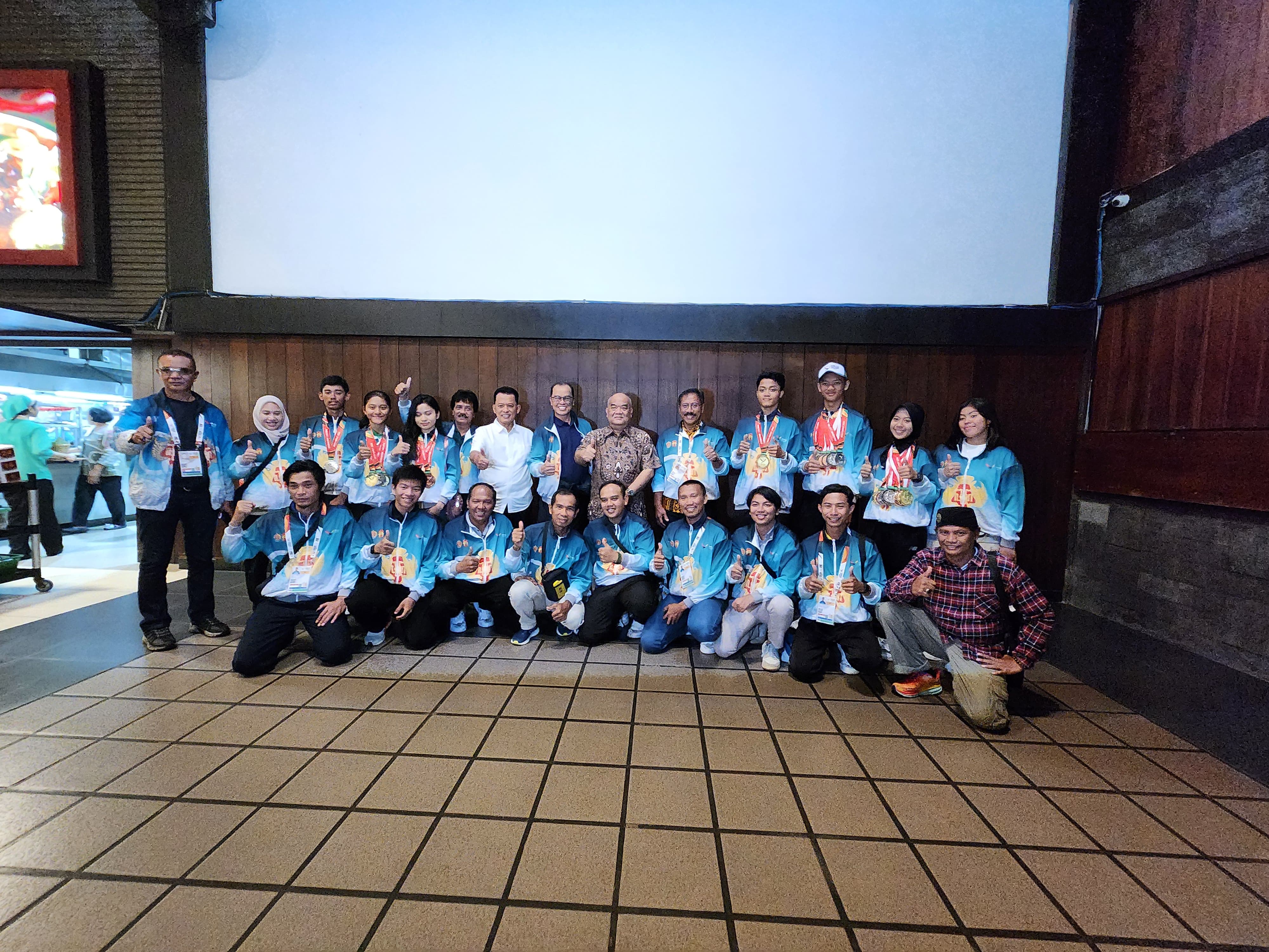 Wakil Gubernur DIJ KGPAA Paku Alam X saat berfoto bersama jajaran pengurus KONI DIJ berserta para pelatih dan atlet DIJ di Medan.