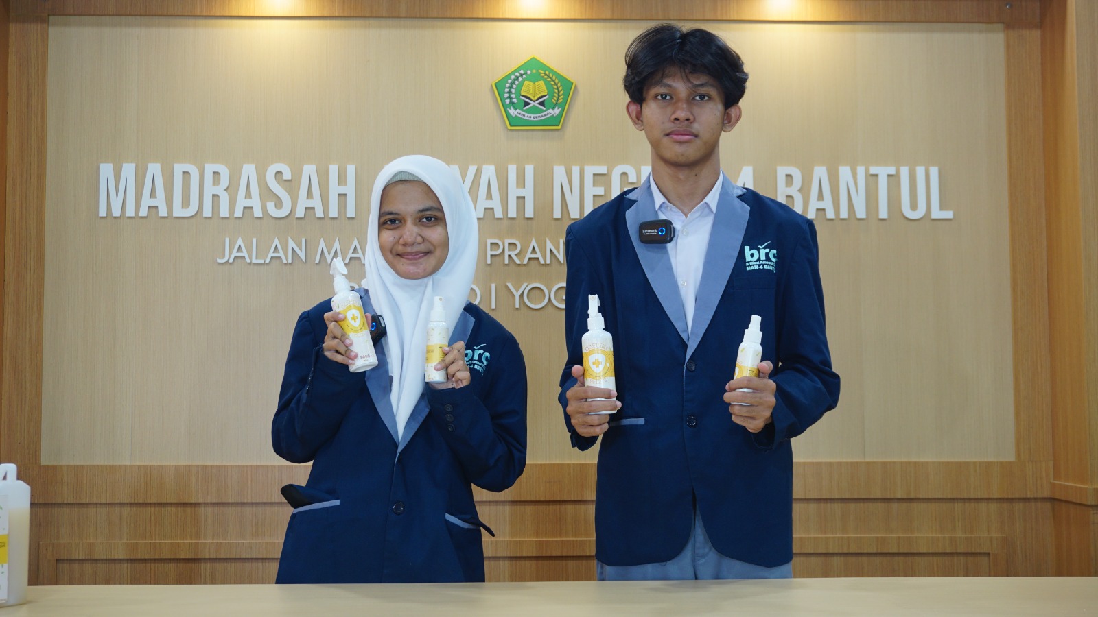 INOVASI - Tim Brilliant Research Club (BRC) MAN 4 Bantul berhasil menciptakan produk inovatif bernama Nature Spray dari limbah kulit jeruk dan pisang  (Doc MAN 4 untuk Radar Jogja)