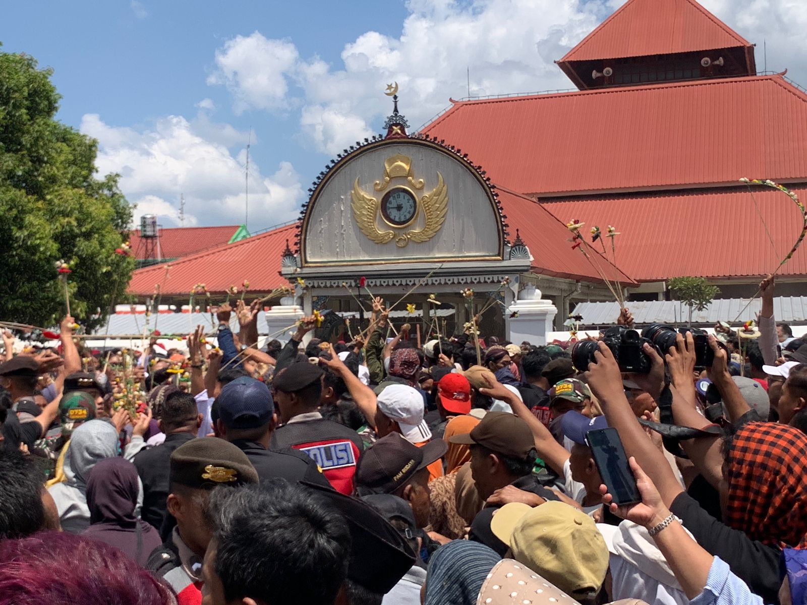 Suasana Berebut Gunungan di acara Gerebeg Mulud Keraton Ngayogyakarta Hadiningrat yang digelar di Masjid Gedhe Kauman, Yogyakarta.  (AGUNG DWI PRAKOSO / RADAR JOGJA)