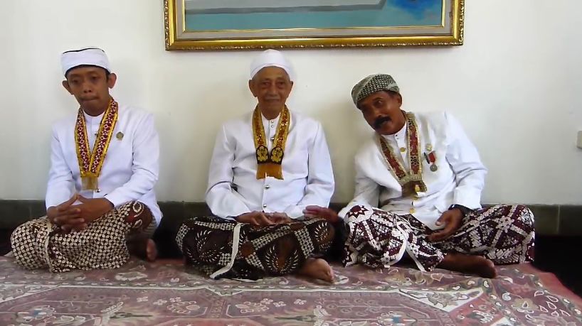 Pengirit Urusan Pengkaji Kitab, KRT Zuban Hadiningrat (tengah), KMT Sariharto Tirtodipuro (kanan) dan Raden Wedono Abdurahmanu (kiri).  (AGUNG DWI PRAKOSO / RADAR JOGJA)
