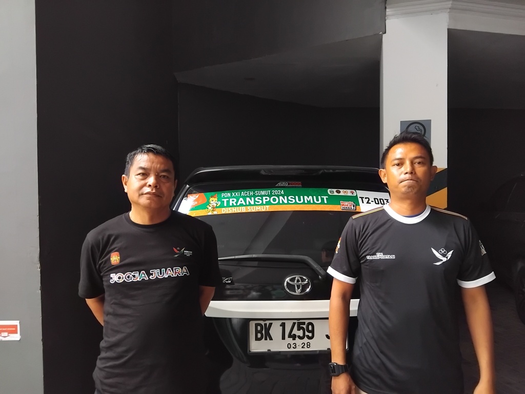 Para sopir kontingen Ahyar (kanan) dan Rasyid Ridho Ibrahim saat menunjukkan tungakkan nota pembelian BBM