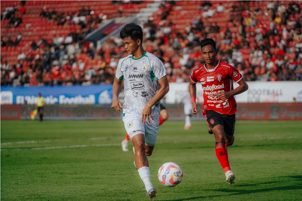 DOKUMEN TIM MEDIA PSS SLEMAN  ADU CEPAT: Penyerang PSS Sleman Hokky Caraka dikawal bek Bali United Bagas Adi Nugroho dalam laga pekan kelima Liga 1 2024/2025 di Stadion Kapten I Wayan Dipta, Gianyar,