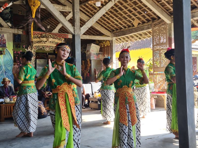 LUWES: Para penari dari salah satu kelompok kesenian ini tampil ciamik sebagai pembuka gelaran Festival Lima Gunung XXIII di Sanggar Dhom Sunthil, Pakis, Selasa (17/9/2024).