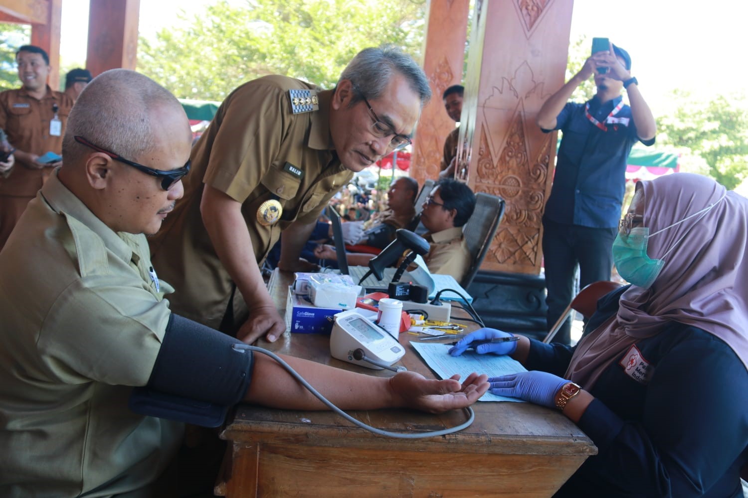 MENINJAU LANGSUNG: Abdul Halim Muslih memantau pelaksanaan salah satu program peningkatan IPM Kabupaten Bantul.&nbsp;