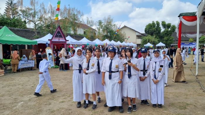 ANTUSIAS: Para siswa SMPN 1 Jogja saat mengikuti kegiatan belajar mengajar di luar kelas.