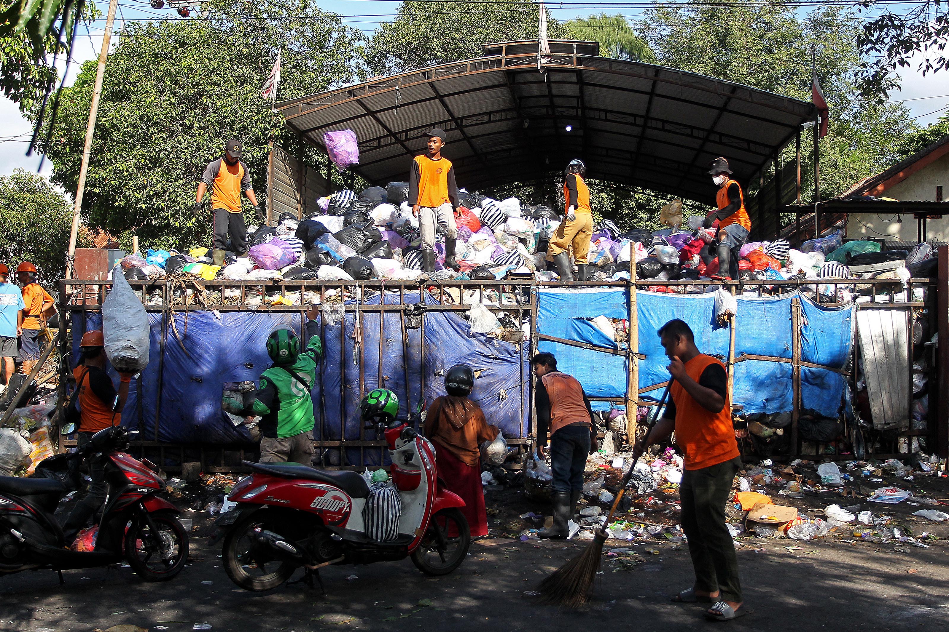 Sampah-sampah kembali meluber di depo-depo di Kota Jogja. Ini akibat masalah di mesin pengolahan sampah milik DLH Kota Jogja dan minimnya armada angkut.