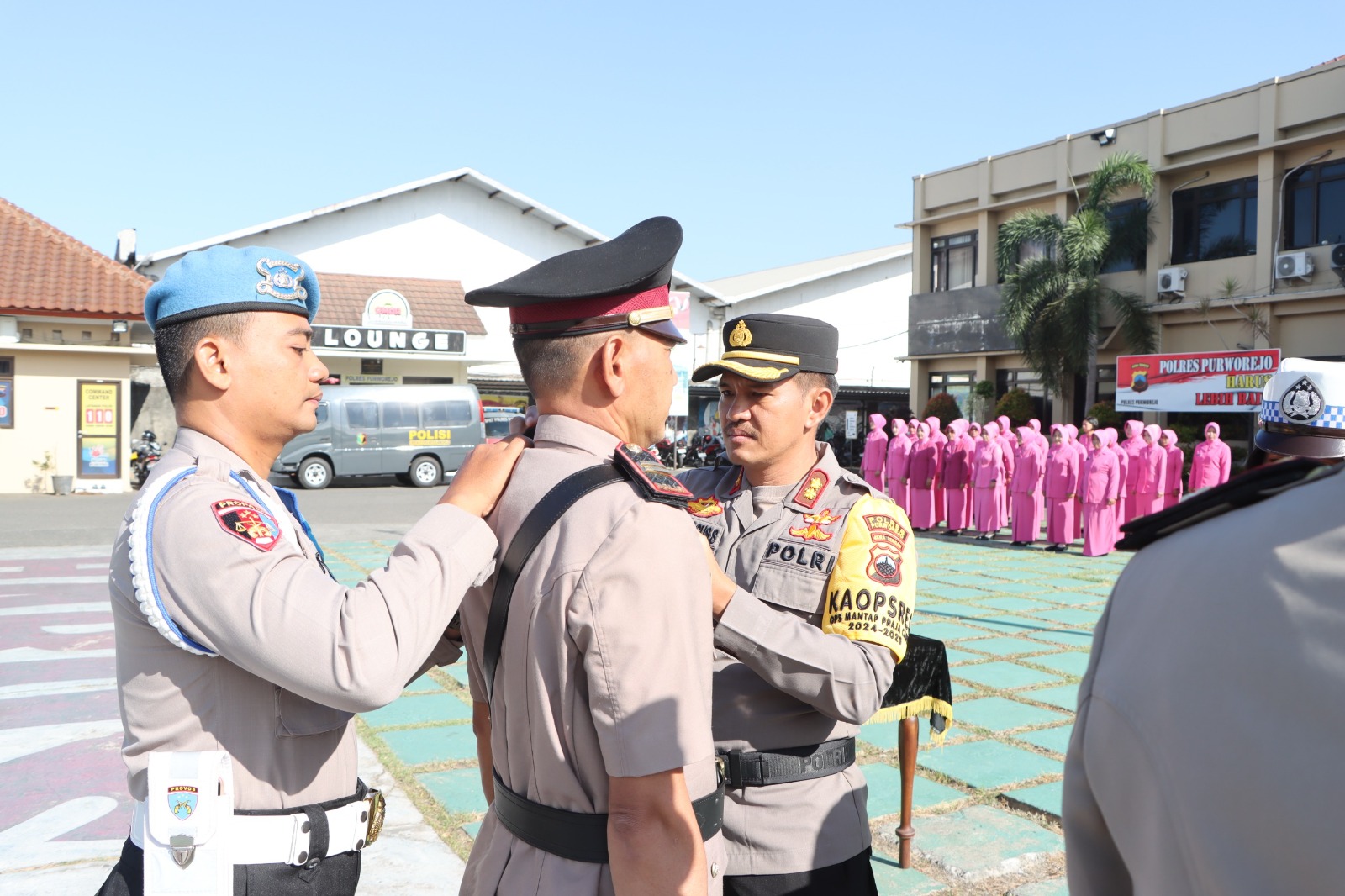 Prosesi sertijab Kapolsek Ngombol dan Gebang yang baru usai pejabat lama memasuki masa purna tugas, Selasa (17/9).
