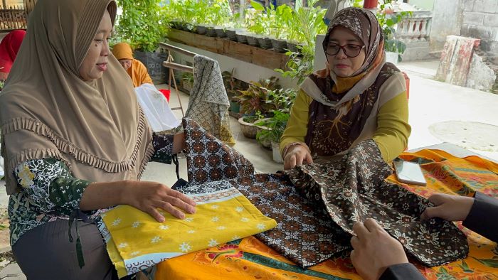 TURUN LAPANGAN: Tim UPNVY saat membantu para pembatik di kelompok perajin batik Nitik Blawong 1 Bantul.