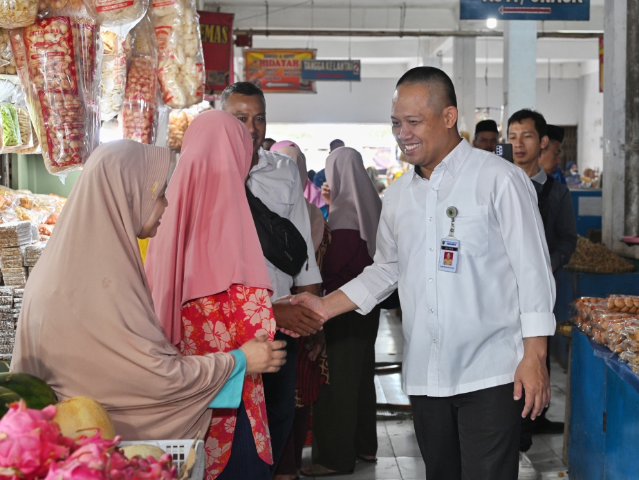 Bupati Kebumen Arif Sugiyanto datang ke Pasar Tumenggungan untuk memberikan sosialisasi kepada pedagang terkait Perda Pajak Daerah dan Retribusi Daerah, kemarin.
