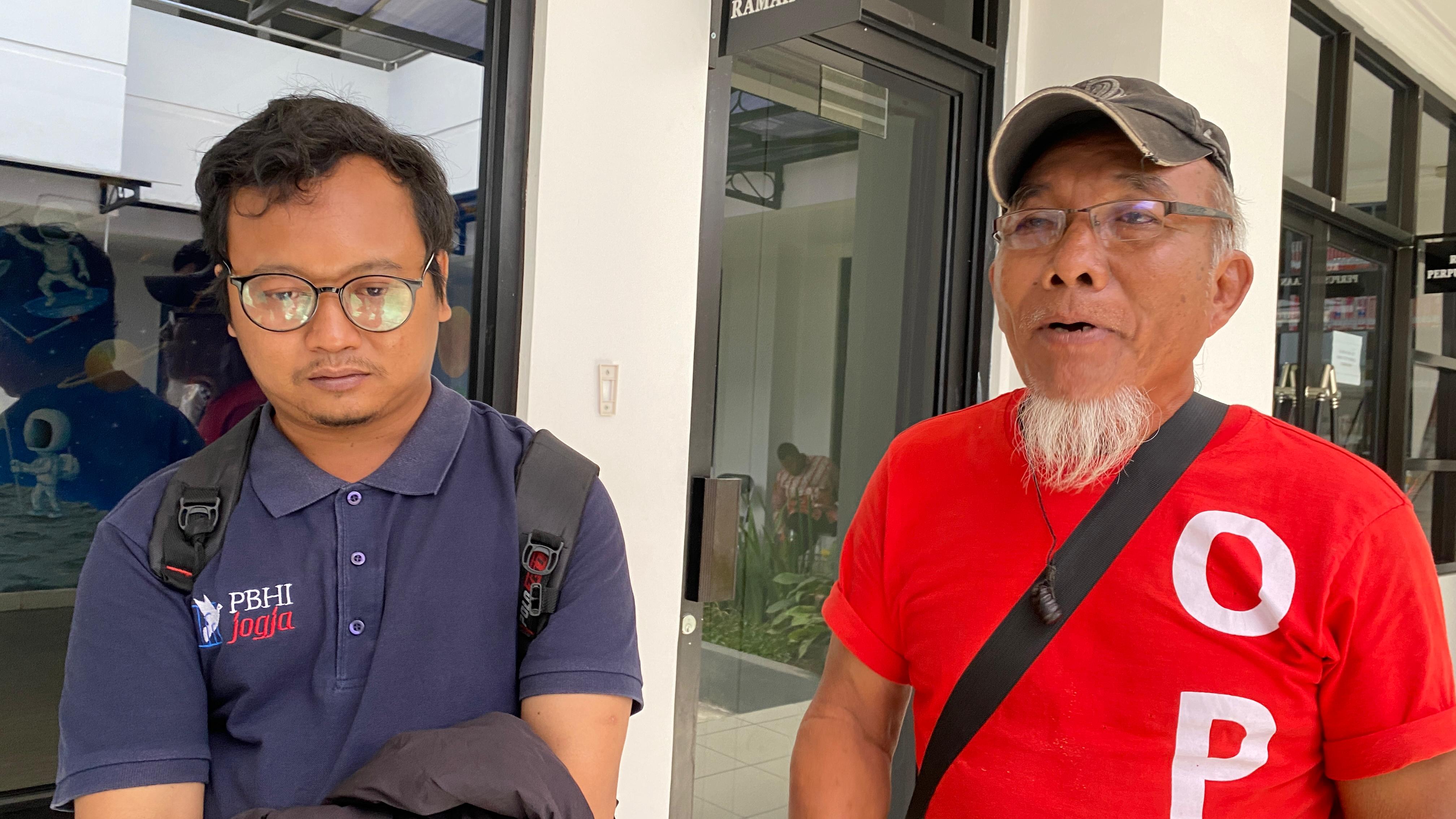 Warga Bong Suwung mendatangi  DPRD DIY untuk meminta audiensi terkait rencana sterilisasi lahan yang akan dilakukan PT KAI.  (AGUNG DWI PRAKOSO / RADAR JOGJA)