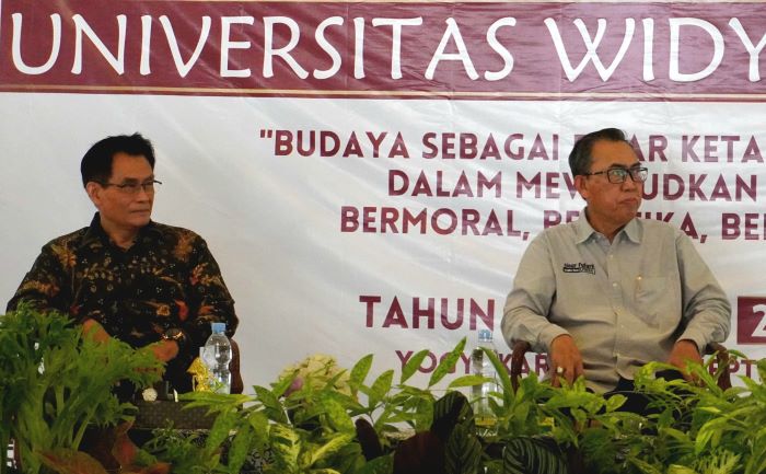 PEMBEKALAN: Acara studium generale bagi mahasiswa di Pendopo Ndalem Mangkubumen, Kampus 1 UWM baru-baru ini.