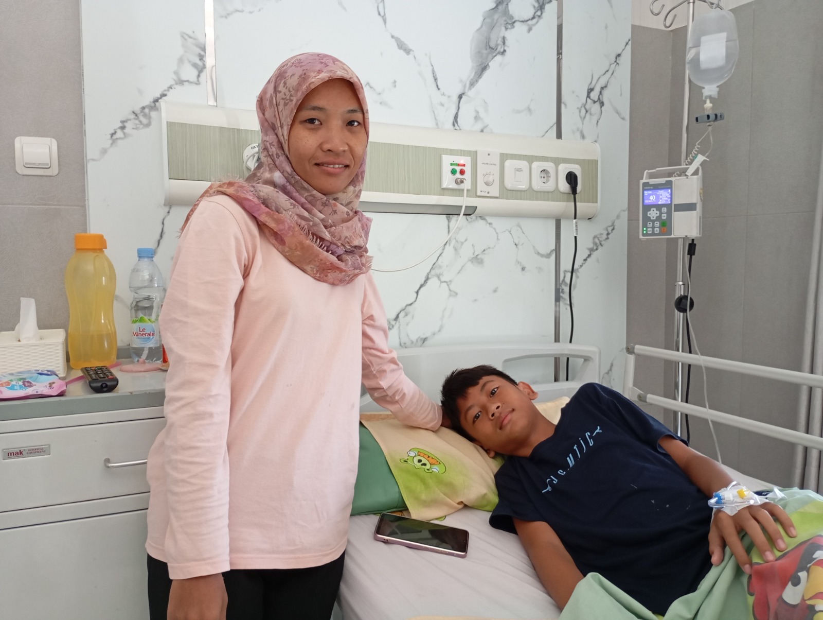 Athaya Mumtaz Balakoswa (12)  ditemani ibu nya saat menjalani rawat inap di RSKIA Sadewa Jogjakarta