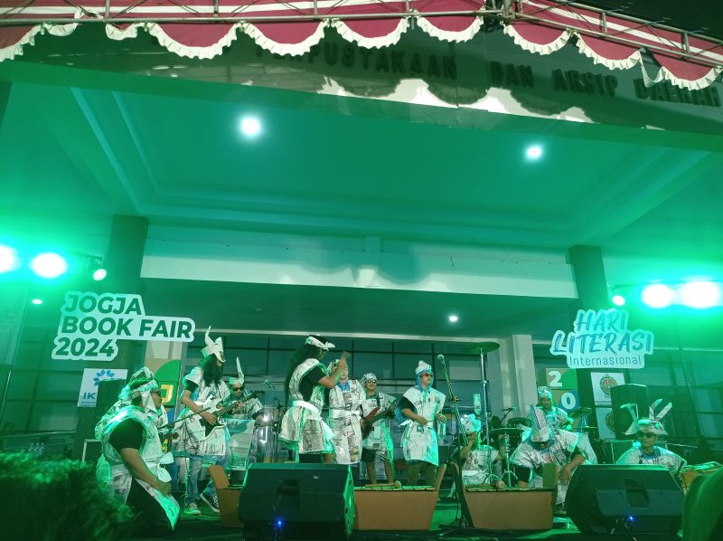 Penampilan Poem Bengsing berkostum koran di event Jogja Book Fair 2024.