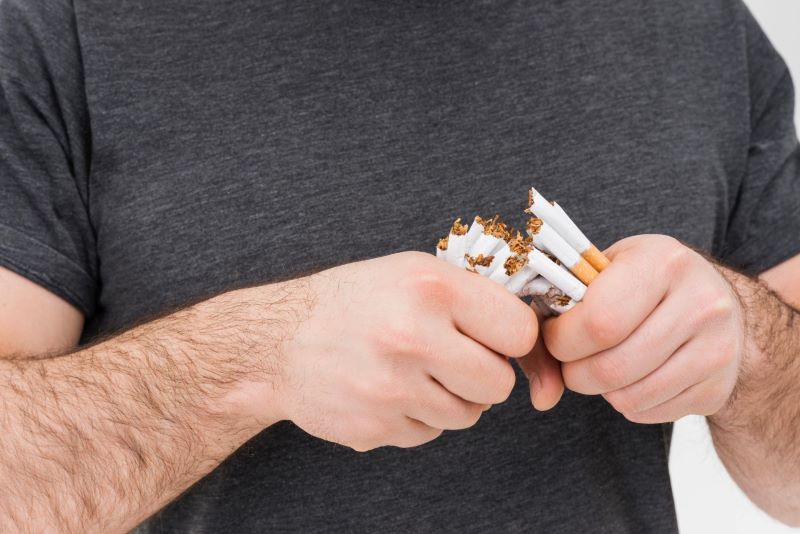Ilustrasi mematahkan rokok.