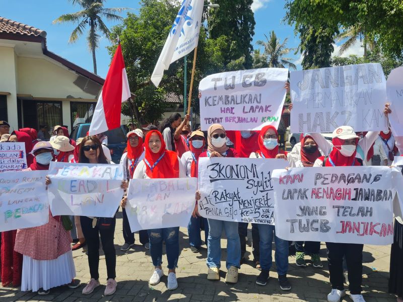 AKSI PROTES: Para pedagang yang tergabung dalam SKMB menggelar aksi di TIC Borobudur untuk menuntut lapak di lokasi baru, Rabu (18/9/2024).