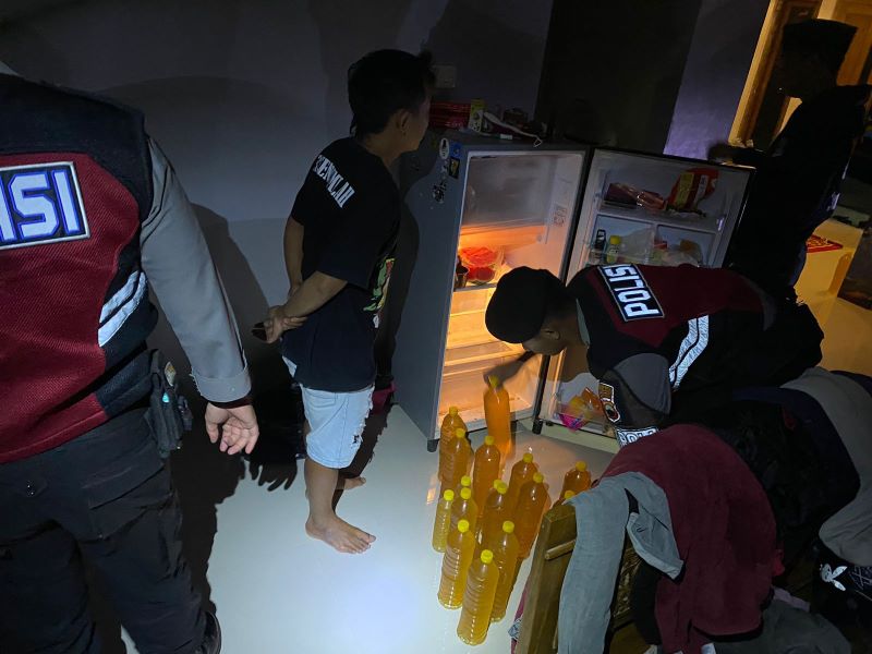 SITA MIRAS: Polisi menyita beberapa botol plastik hingga jeriken berisi minuman keras dari 31 kasus berbeda.