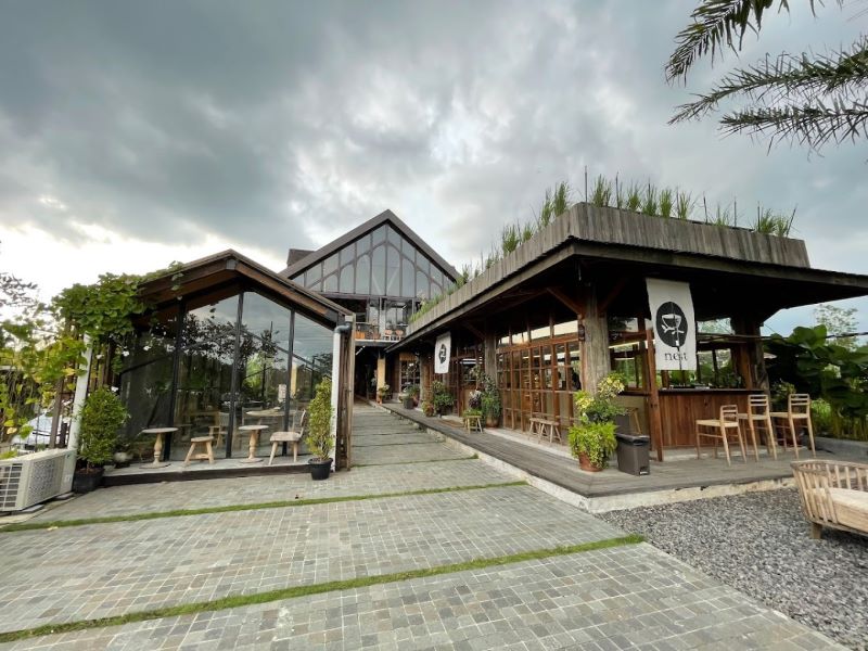 Cafe kekinian dengan view sawah bertema rustic di Jogja.