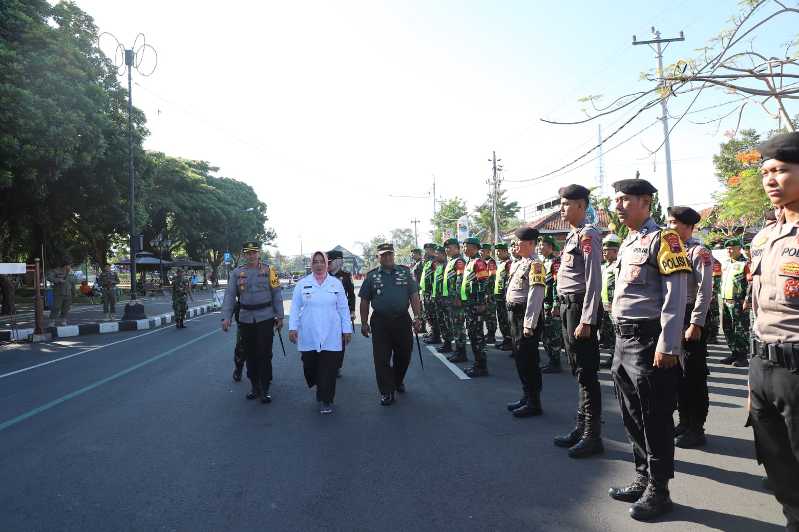 Kegiatan apel pasukan dalam rangka persiapan Pilkada 2024 di Kabupaten Purworejo, Rabu (18/9/2024)di Jalan Proklamasi.