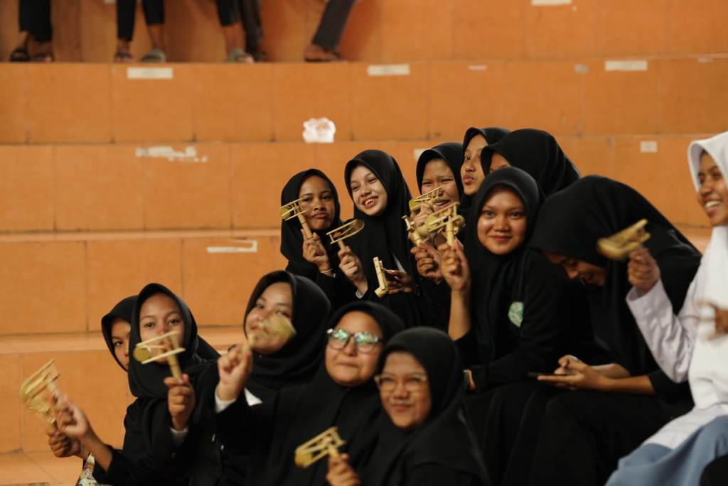 saat memainkan otok-otok bersama Penonton turut memainkan othok-othok  di Hall Basket Kompleks Stadion Harapan Bangsa (SHB).