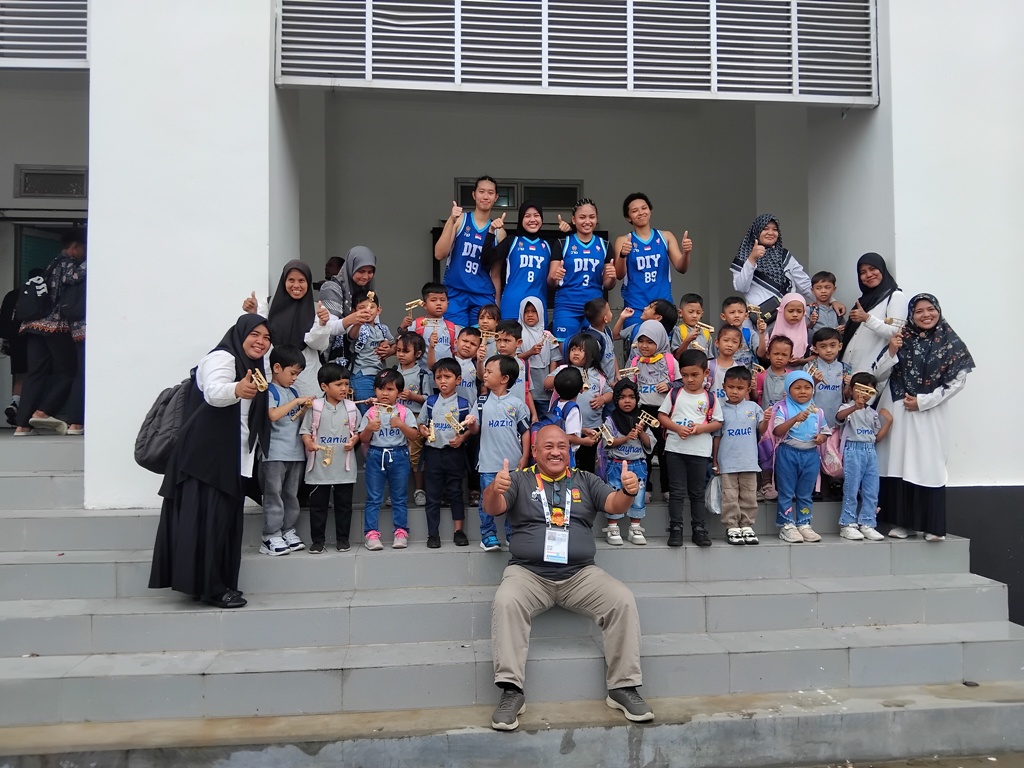Para atlet basket 3x3 putri DIJ dan jajaran pelatih berfoto bersama para siswa dan guru TK My Dream School.
