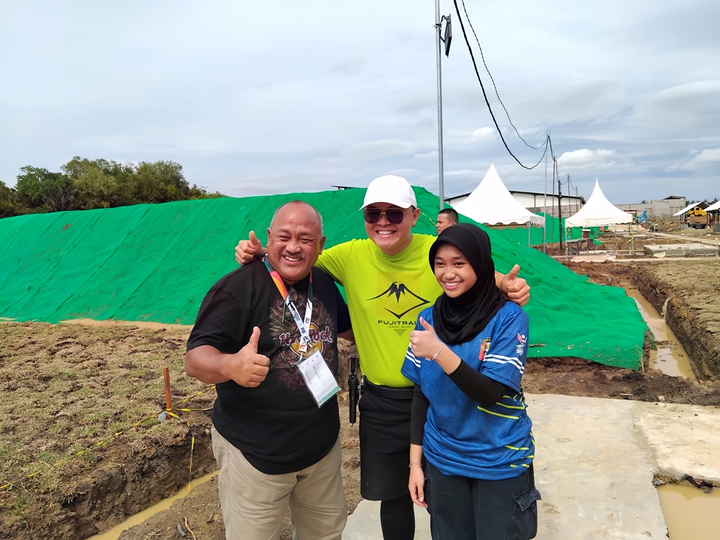 Atlet menembak andalan DIJ Hans Christian Pratama Tioparta  (tengah) saat berlomba di Lapangan Tembak Rindam, Aceh Besar