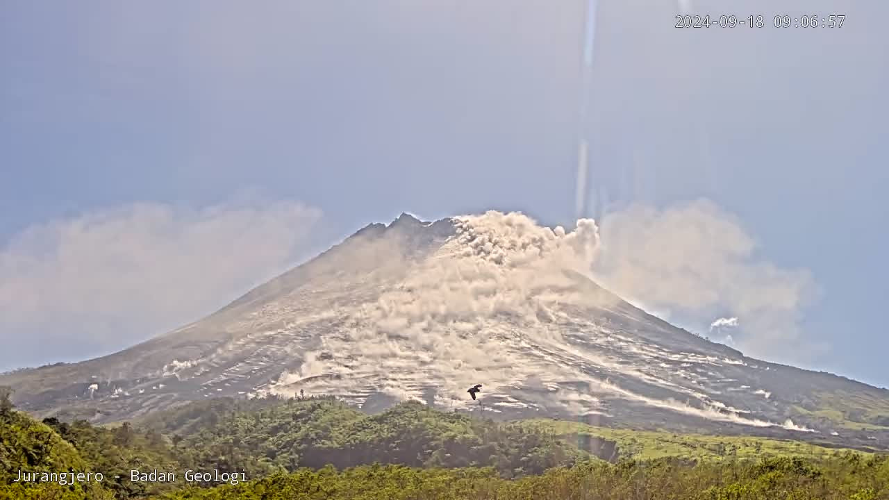 Erupsi Merapi pada Rabu (18/9/2024) pukul 09:06 WIB terekam dari CCTV di Jurangjero milik Badan Geologi.  (BPPTKG)