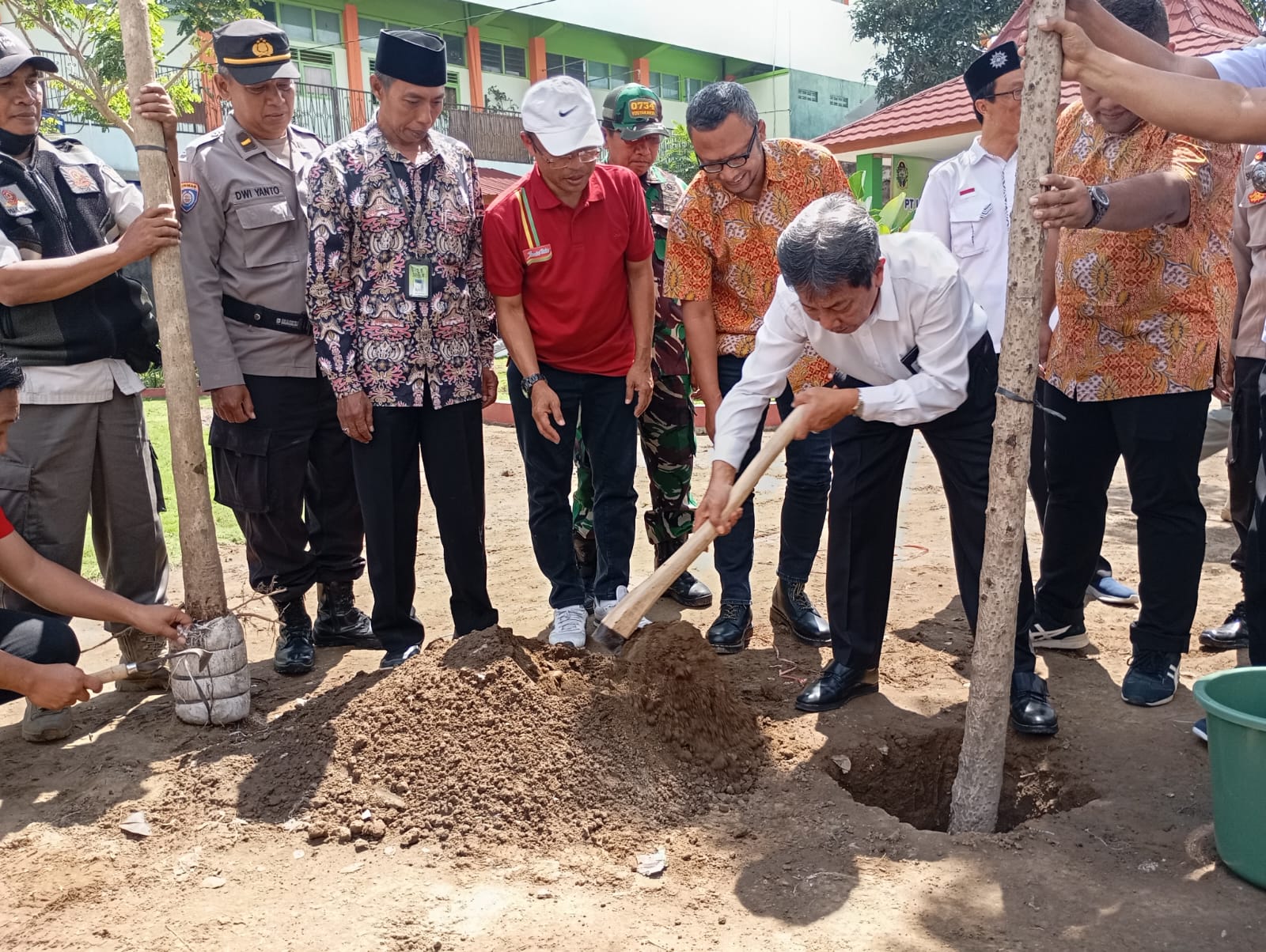 Pj Wali Kota Jogja Sugeng Purwanto saat melakukan penanaman pohon yang diberikan PT. Indofood CBP Sukses Makmur Tbk Semarang melalui program CSR di RTHP Jopbrapan, Rabu (18/9/2024).