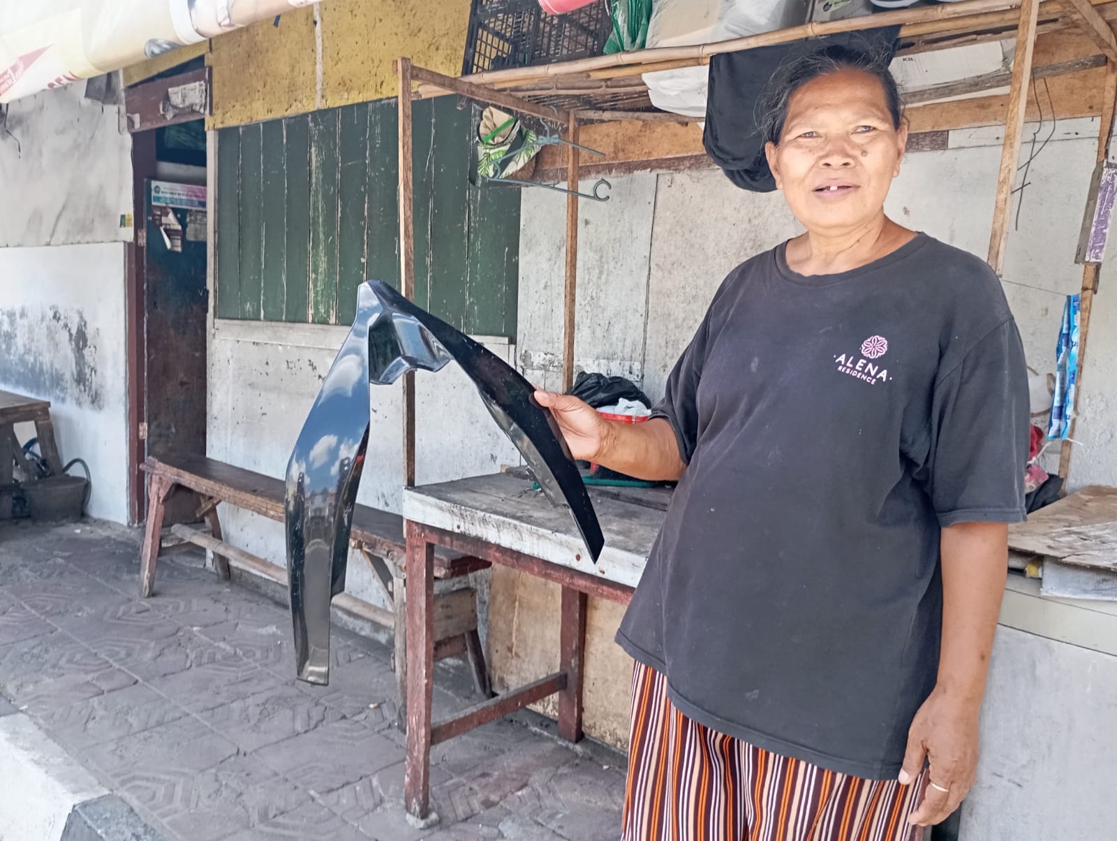 RONTOK: Warga Gedongtengen, Kota Jogja Suporahayu menunjukkan bodi motor milik pengguna jalan yang lepas di Jalan Letjen Suprapto Rabu (18/9/2024).  (IWAN NURWANTO/radar jogja)