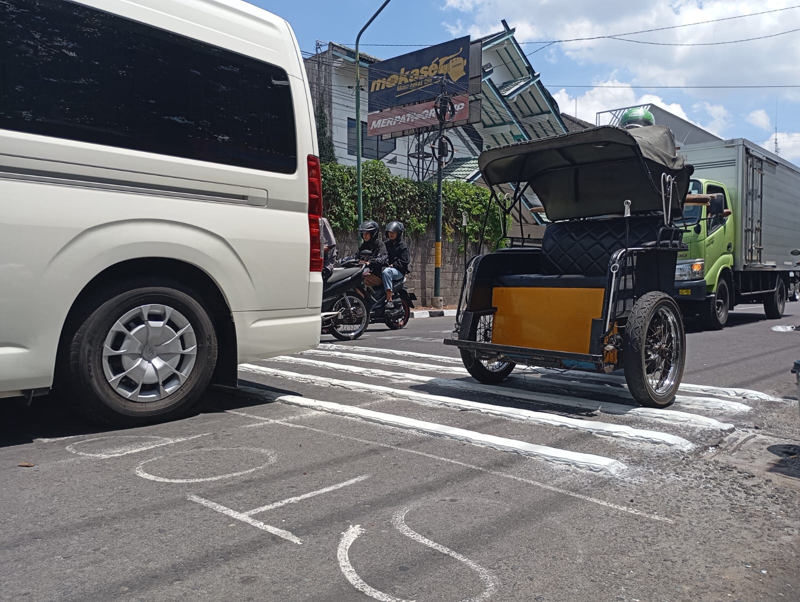 Speed bump atau pita penggaduh di Jalan Letjen Suprapto, Rabu (18/9/2024).  (IWAN NURWANTO/radar jogja)