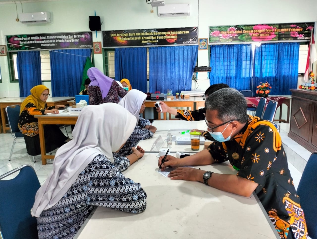 BIAR SEHAT - Murid Madrasah Tsanawiyah Negeri (MTs N) 2 Kulon Progo mengikuti imunisasi Japanese Encephalitis (JE). JE baru-baru ini  (Doc MTsN 2 KP untuk Radar Jogja)