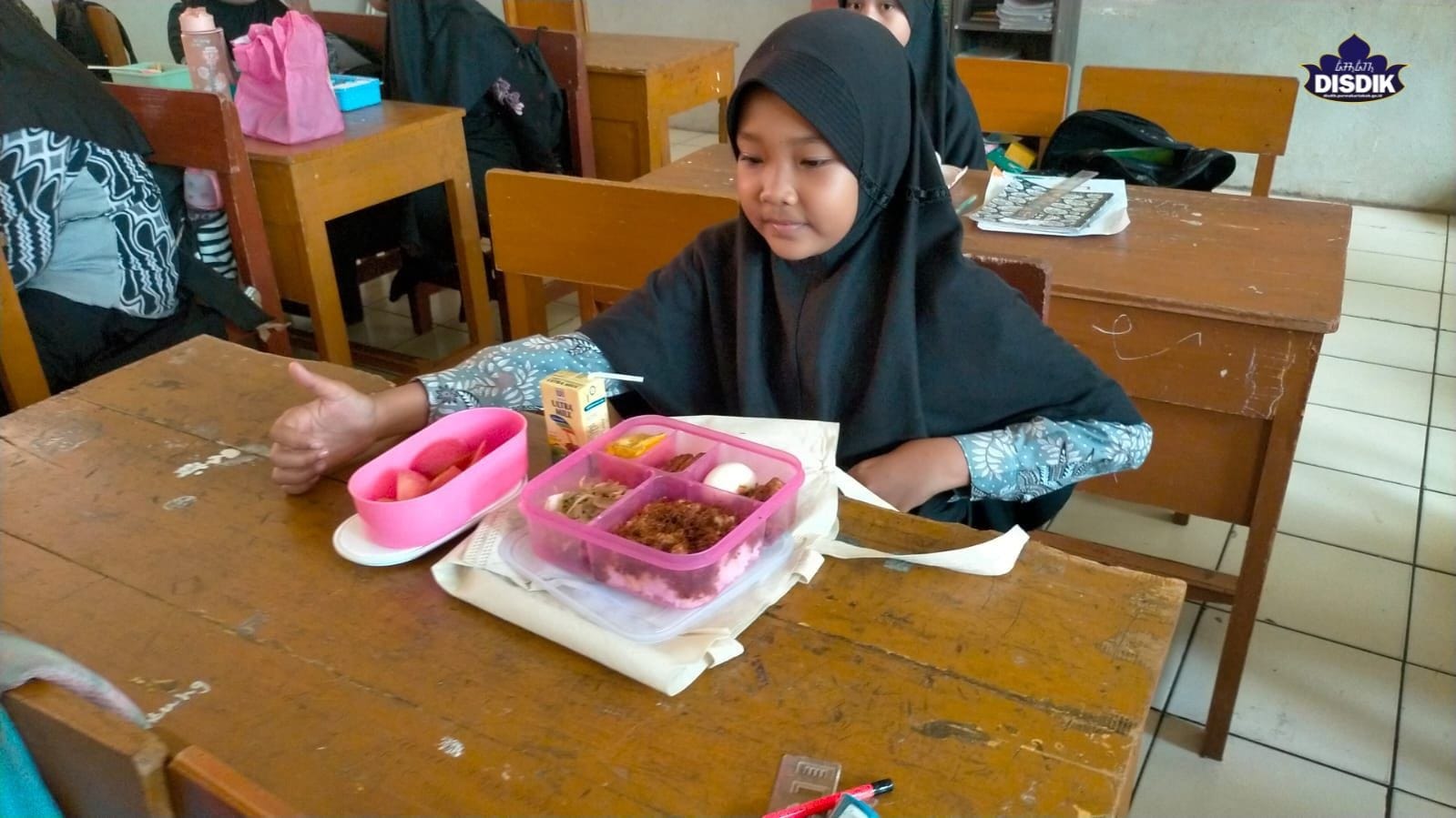 Simulasi makan siang gratis di SD N Ciwangi.
