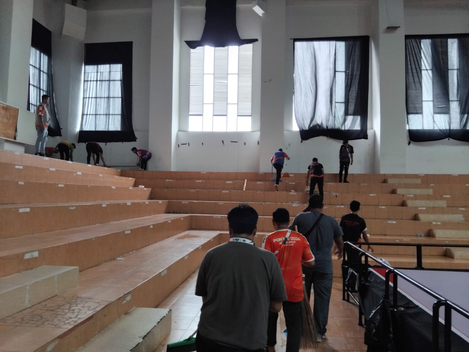 Keterangan Dampak Cuaca Ekstrem, Kaca Hall Basket SHB Jatuh.
