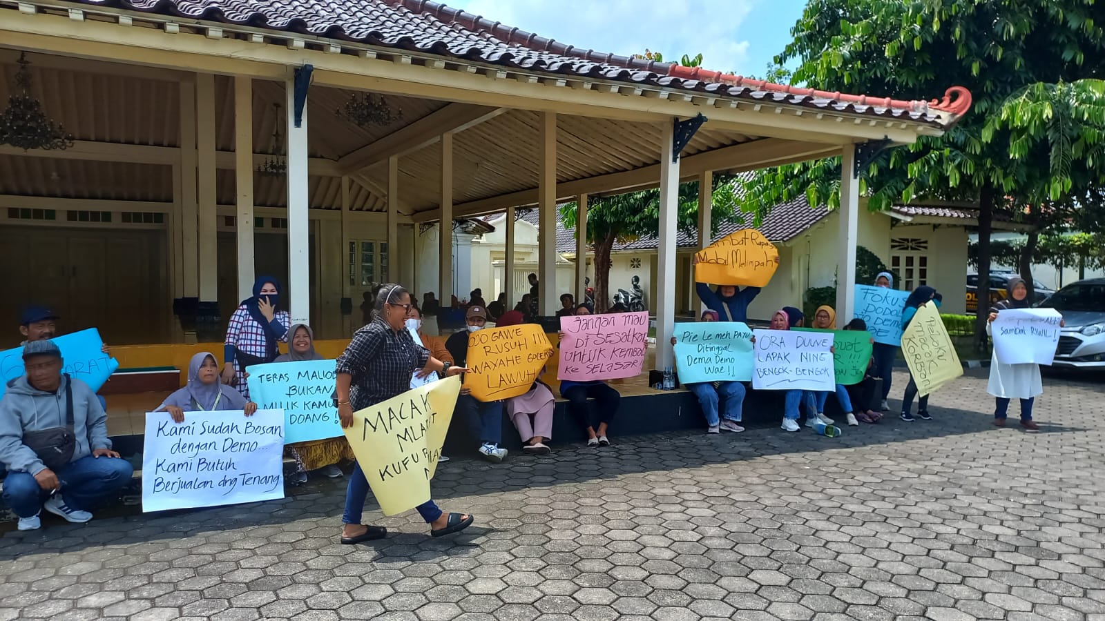 Aksi pro dan kontra relokasi pedagang Teras Malioboro 2 terus berlangsung (18/9/2024).  (Agung Dwi Prakoso/Radar Jogja)