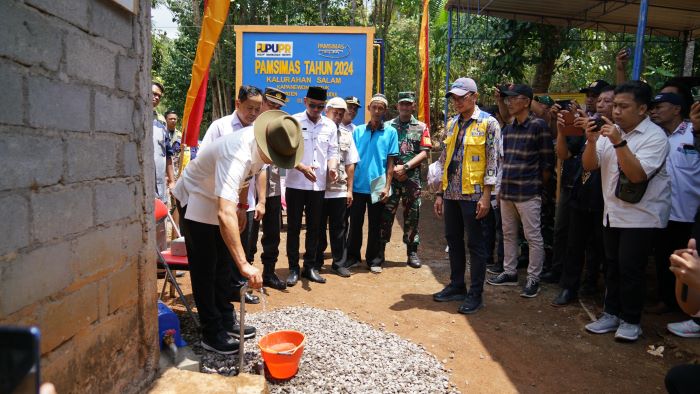 KEBUTUHAN DASAR: Sunaryanta meresmikan instalasi pamsimas awal September lalu.