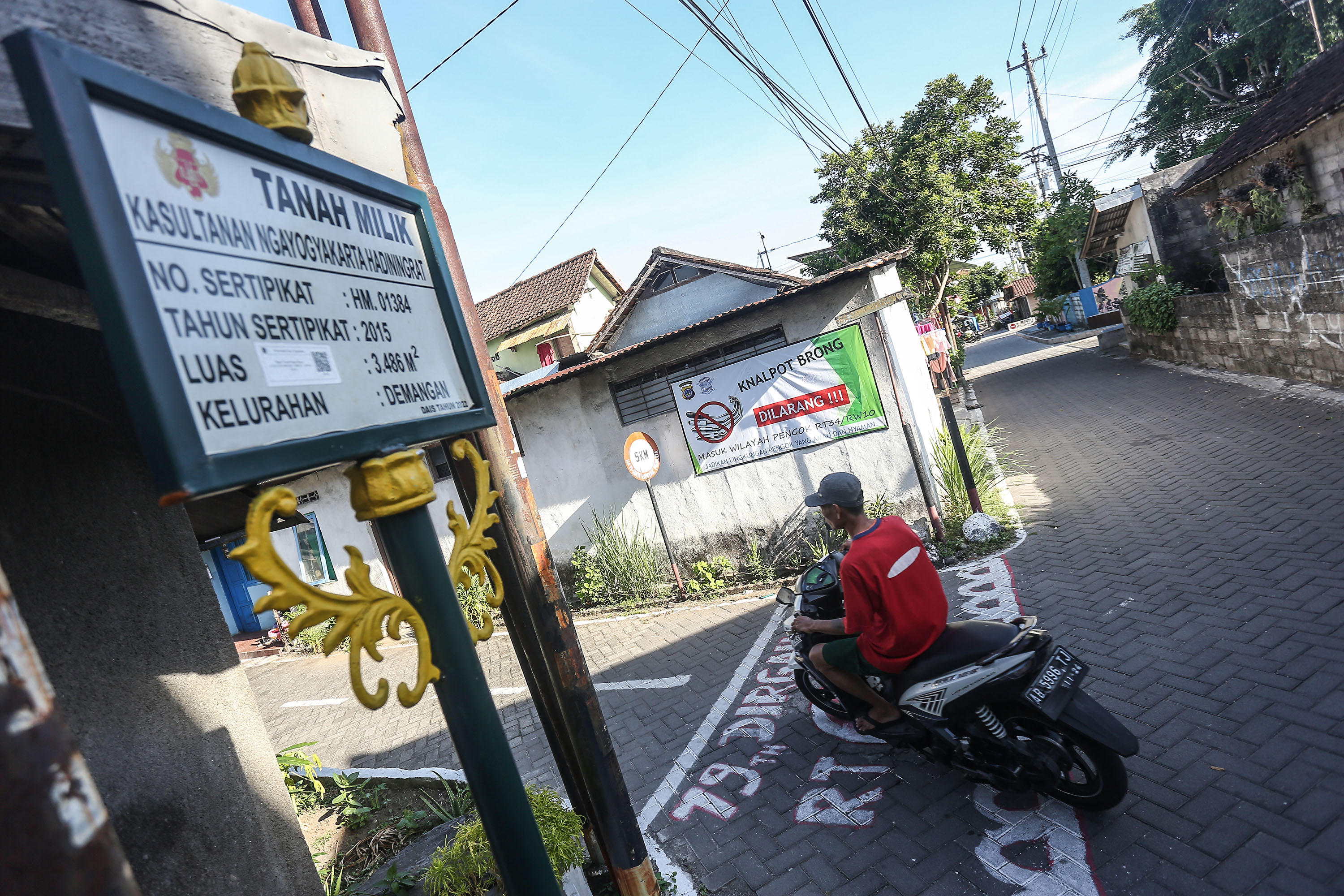 Papan penanda tanah milik Kasultanan Jogjakarta terpasang di kawasan Demangan, Gondokusuman, Jogja, Rabu (18/9). DPTR DIJ menyerahkan 1.417 sertifikat sultan ground dan pakualaman ground ke kerabat keraton Jogja dan Pakualam (Foto: Elang Kharisma Dewangga